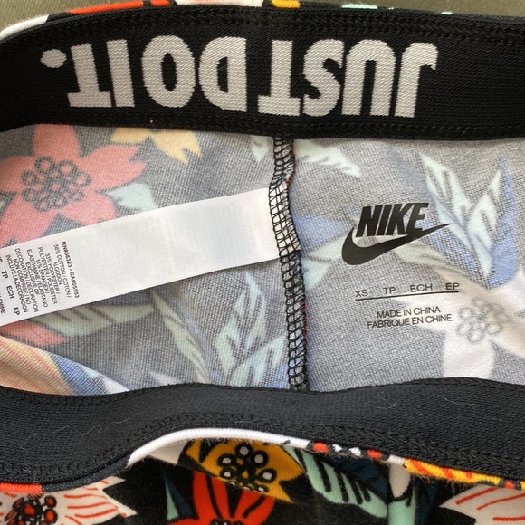 Nike XS floral printed leggings - Picture 3 of 4